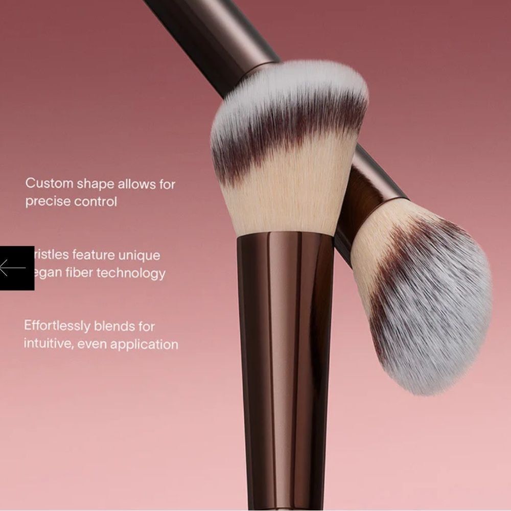 Hourglass 
NO. 15 BLUSH BRUSH